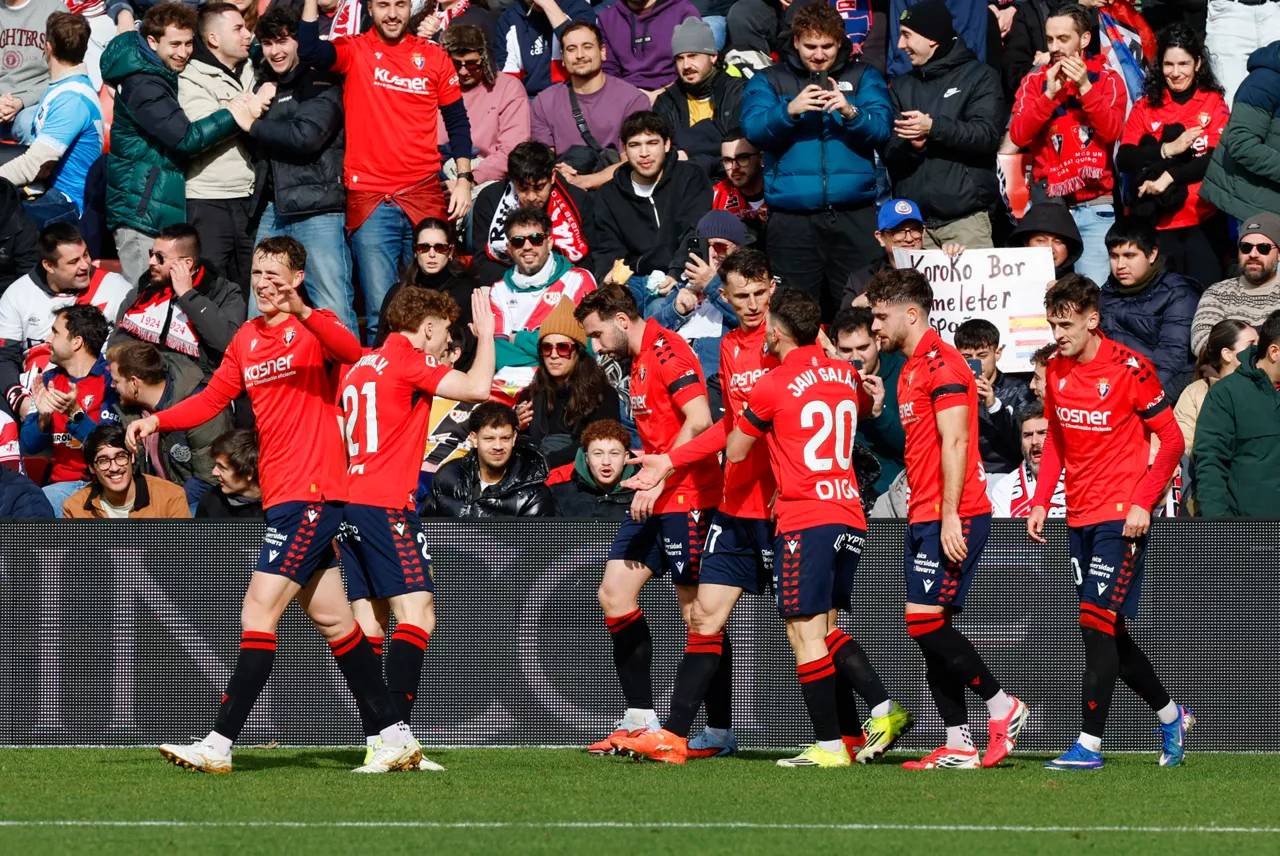MADRID, 24/01/2026.- El delantero del Osasuna, Ante Budimir (4d) celebra su tanto ante el Rayo Vallecano durante el partido de Liga entre el Rayo Vallecano y Osasuna que se disputa este sábado en el estadio de Vallecas. EFE/Mariscal
