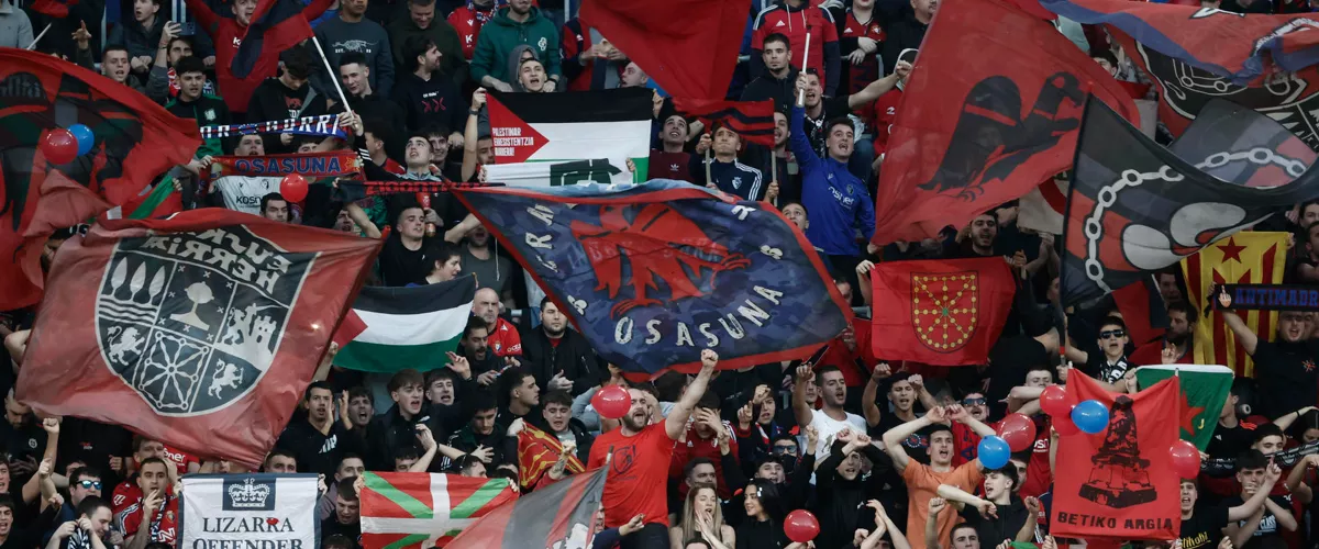 PAMPLONA, 21/02/2026.- Aficionados del Osasuna animan a su equipo durante el partido de la jornada 25 de LaLiga EA Sports que disputan el CA Osasuna y el Real Madrid este sábado, en el estadio El SADAR de Pamplona. EFE/ Jesús Diges
