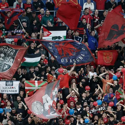 PAMPLONA, 21/02/2026.- Aficionados del Osasuna animan a su equipo durante el partido de la jornada 25 de LaLiga EA Sports que disputan el CA Osasuna y el Real Madrid este sábado, en el estadio El SADAR de Pamplona. EFE/ Jesús Diges
