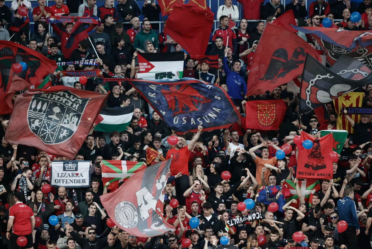 PAMPLONA, 21/02/2026.- Aficionados del Osasuna animan a su equipo durante el partido de la jornada 25 de LaLiga EA Sports que disputan el CA Osasuna y el Real Madrid este sábado, en el estadio El SADAR de Pamplona. EFE/ Jesús Diges
