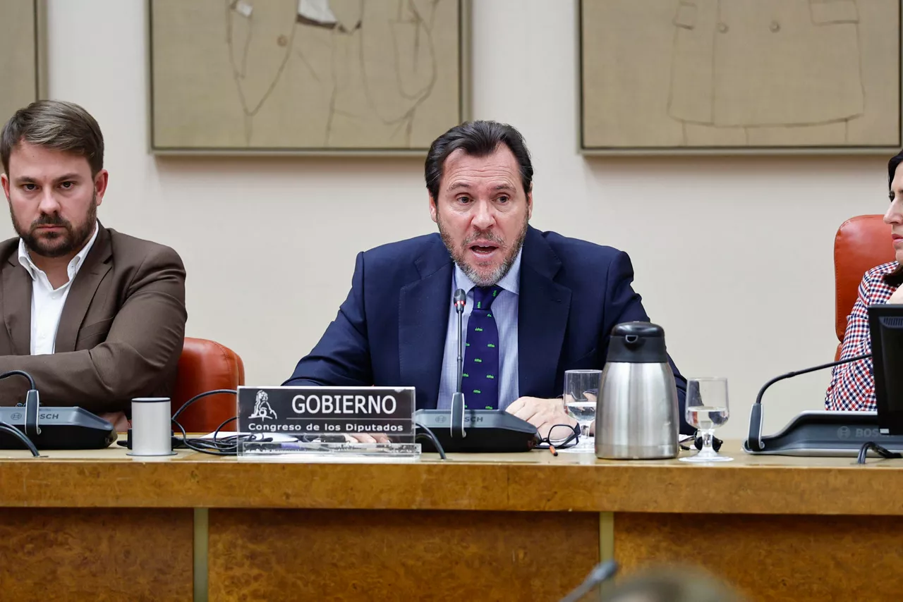 MADRID, 03/02/2026.- El ministro de Transportes y Movilidad Sostenible, Óscar Puente, comparece este martes en la Comisión de Transportes y Movilidad Sostenible del Congreso para dar explicaciones sobre el accidente de Adamuz (Córdoba) y las demás recientes incidencias ferroviarias. EFE/ Rodrigo Jiménez
