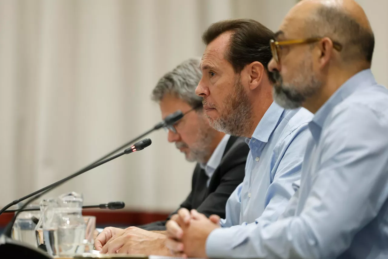 MADRID (ESPAÑA), 30/10/2026.- El ministro de Transportes, Óscar Puente durante una rueda de prensa celebrada este viernes en Madrid para informar sobre el accidente ferroviario de Urda (Toledo) en el que han muerto 69 personas. EFE/JJ Guillén
