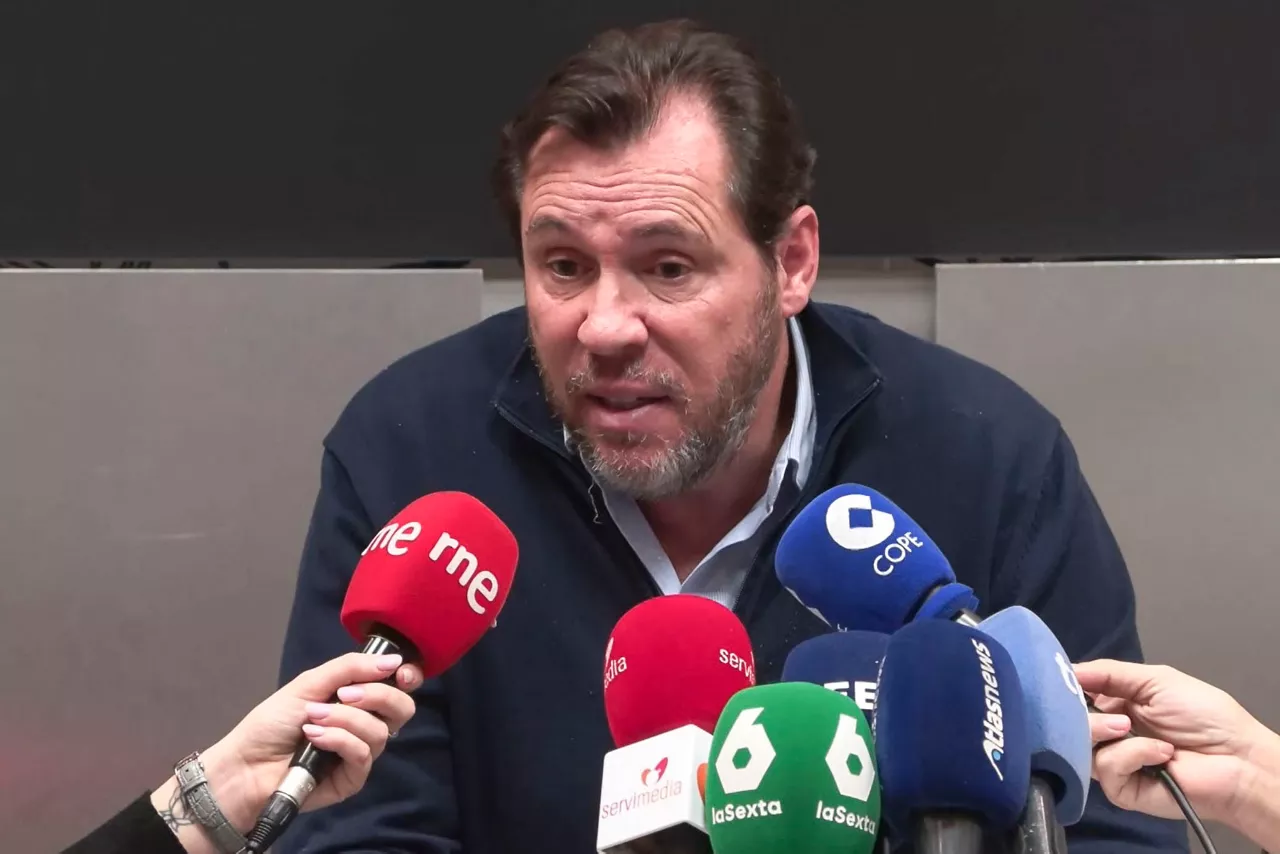 MADRID, 19/01/2026.- Captura de video de la rueda de prensa del ministro de Transportes y Movilidad Sostenible, Óscar Puente, en la que ha considerado este lunes que accidente de ferrocarril de Adamuz (Córdoba) es "rato y difícil de explicar", porque el tren de Iryo que provocó el choque es relativamente nuevo y también se ha renovado muy recientemente la infraestructura. EFE/Pablo Rojo
