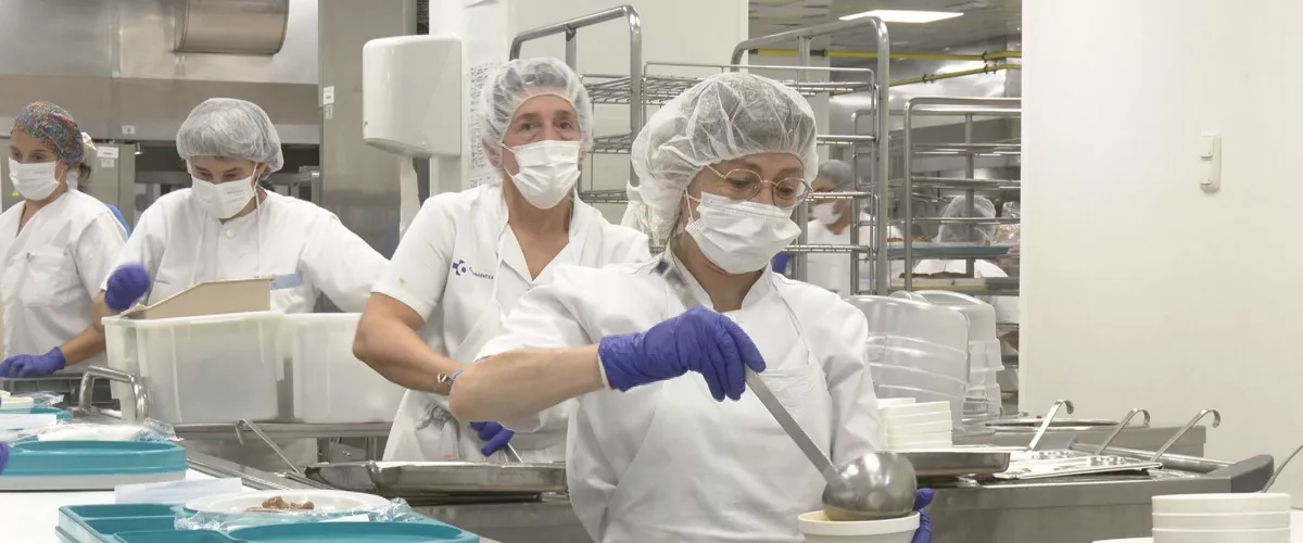 900 otordu inguru prestatzen dituzte egunero Donostia Ospitaleko sukaldean 