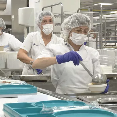 900 otordu inguru prestatzen dituzte egunero Donostia Ospitaleko sukaldean 