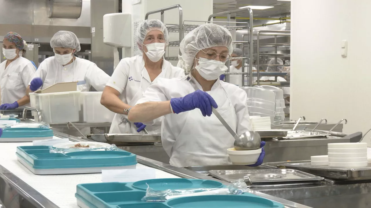 900 otordu inguru prestatzen dituzte egunero Donostia Ospitaleko sukaldean 