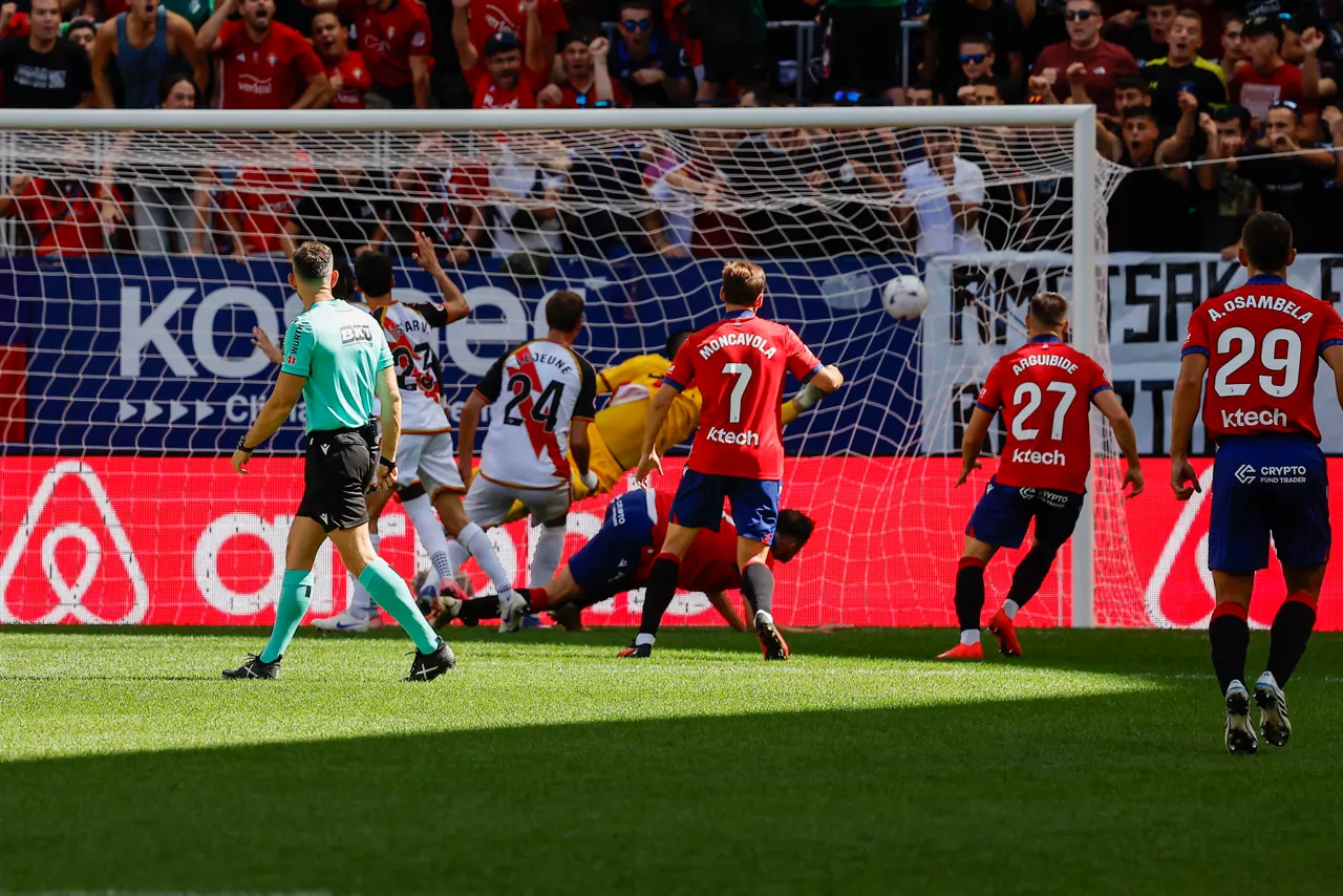 PAMPLONA, 19/09/2026.- Ante Budimir, del Osasuna, marca el primer gol del partido correspondiente a la jornada 7 de LaLiga EA Sports frente al Rayo Vallecano, este sábado en Pamplona. EFE/Villar López
