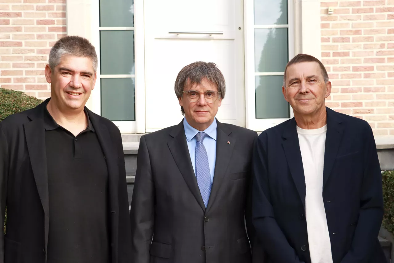SAN SEBASTIÁN, 30/09/2026.- El expresident catalán Carles Puigdemont (c) se ha reunido este miércoles en Waterloo (Bélgica) con el secretario general de EH Bildu, Arnaldo Otegi (d), y el secretario de Relaciones Políticas de la coalición, Gorka Elejabarrieta. Este encuentro se enmarca en la ronda de contactos que EH Bildu ha iniciado con fuerzas soberanistas y de la izquierda confederal para analizar "la compleja situación política en el Estado español y el contexto internacional", ha informado esta formación en un comunicado. EFE/EH Bildu ***SÓLO USO EDITORIAL/SÓLO DISPONIBLE PARA ILUSTRAR LA NOTICIA QUE ACOMPAÑA (CRÉDITO OBLIGATORIO)***

