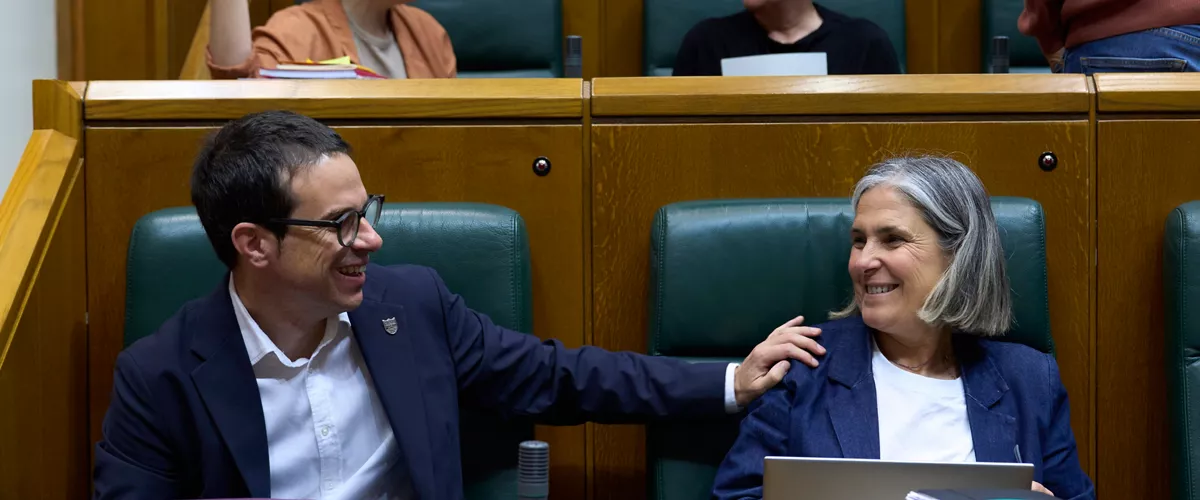 GRAFCAV2496 VITORIA, 24/04/2026.- El portavoz de EH Bildu Peio Otxandiano y su compañera de formación Nerea Kortajarena momentos antes de dar comienzo este viernes en Vitoria el pleno de control del Parlamento Vasco. EFE/ Adrián Ruiz-Hierro
