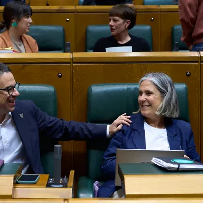 GRAFCAV2496 VITORIA, 24/04/2026.- El portavoz de EH Bildu Peio Otxandiano y su compañera de formación Nerea Kortajarena momentos antes de dar comienzo este viernes en Vitoria el pleno de control del Parlamento Vasco. EFE/ Adrián Ruiz-Hierro
