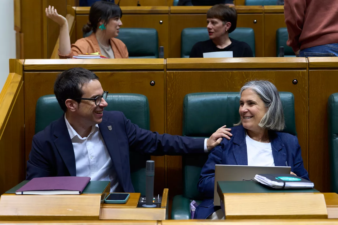 GRAFCAV2496 VITORIA, 24/04/2026.- El portavoz de EH Bildu Peio Otxandiano y su compañera de formación Nerea Kortajarena momentos antes de dar comienzo este viernes en Vitoria el pleno de control del Parlamento Vasco. EFE/ Adrián Ruiz-Hierro
