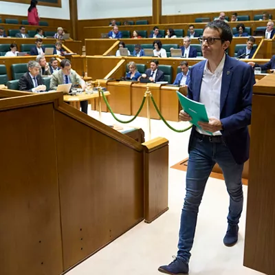 VITORIA, 17/06/2026.- El portavoz de EH Bildu, Pello Otxandiano, durante un pleno del Parlamento Vasco monográfico, promovido por EH Bildu, para debatir sobre políticas que garanticen la seguridad vital en un contexto internacional de guerras y de grandes transformaciones mundiales, que requieren afrontar medidas para combatir el encarecimiento de la vida, mejorar los servicios públicos y responder a las "emergencias de cuidados y vivienda". EFE / L. Rico
