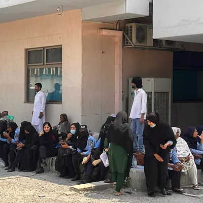 ISLAMABAD (Pakistan), 26/08/2026.- Relatives of the victims gather outside the mortuary of the Pakistan Institute of Medical Sciences (PIMS) hospital following a fire, in Islamabad, Pakistan, 26 August 2026. According to hospital officials, the fire that broke out in the hospital's maternity ward killed at least 14 newborns. EFE/EPA/SOHAIL SHAHZAD 124880
