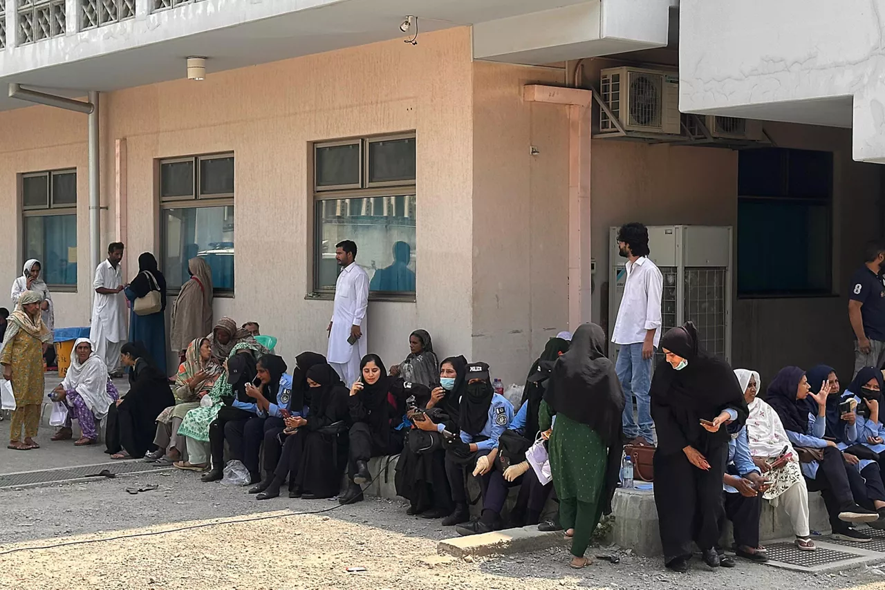 ISLAMABAD (Pakistan), 26/08/2026.- Relatives of the victims gather outside the mortuary of the Pakistan Institute of Medical Sciences (PIMS) hospital following a fire, in Islamabad, Pakistan, 26 August 2026. According to hospital officials, the fire that broke out in the hospital's maternity ward killed at least 14 newborns. EFE/EPA/SOHAIL SHAHZAD 124880
