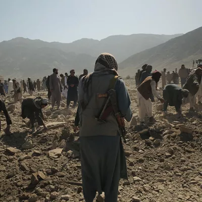 FOTODELDIA NANGARHAR, 22/02/2026.- Talibanes y residentes locales inspeccionan la escena de un presunto ataque aéreo paquistaní cerca de la frontera entre Pakistán y Afganistán en Nangarhar, 22 de febrero de 2026. EFE/SAMIULLAH POPAL
