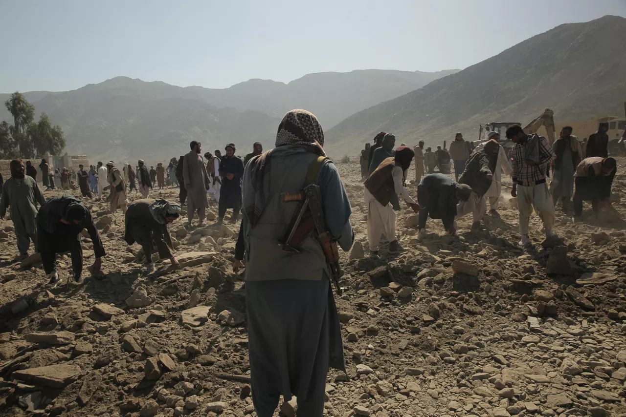 FOTODELDIA NANGARHAR, 22/02/2026.- Talibanes y residentes locales inspeccionan la escena de un presunto ataque aéreo paquistaní cerca de la frontera entre Pakistán y Afganistán en Nangarhar, 22 de febrero de 2026. EFE/SAMIULLAH POPAL
