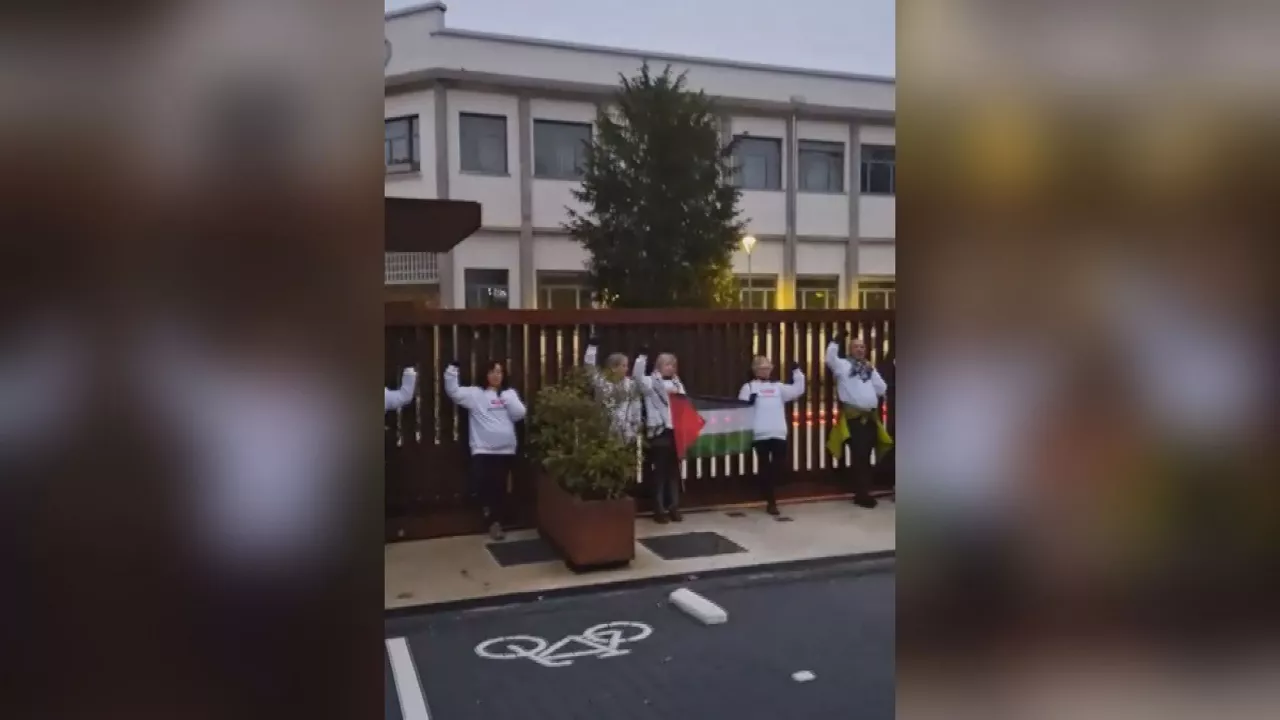 Varios activistas se encadenan a la entrada de CAF, en Beasain, por ser “complice de la ocupación”