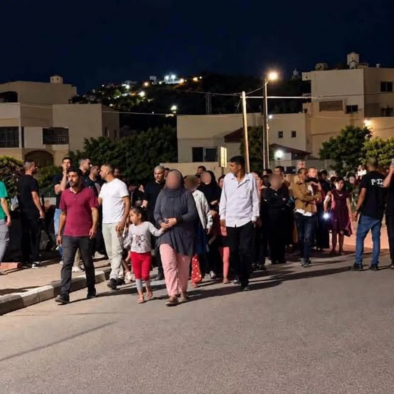 JERUSALÉN, 25/10/2026.- Las fuerzas israelíes demolieron este domingo una vivienda de tres plantas y cinco instalaciones comerciales e industriales en la zona de Farsh al Hawa, en Hebrón (sur de Cisjordania ocupada), en el tercer día de la operación militar lanzada en la ciudad tras la muerte de dos soldados israelíes, informó el Ayuntamiento. El consistorio eleva ya a 2.674 los palestinos expulsados de sus casas por el Ejército israelí, pertenecientes a 411 familias, según un informe difundido este domingo.Entre los desplazados figuran 180 bebés menores de dos años, 222 personas mayores de 60 años, 168 enfermos crónicos, 115 mujeres embarazadas o lactantes y 28 personas con discapacidad, según el Ayuntamiento. En la imagen, desplazados en Hebrón. EFE/Gobierno palestinos/SOLO USO EDITORIAL/SOLO DISPONIBLE PARA ILUSTRAR LA NOTICIA QUE ACOMPAÑA (CRÉDITO OBLIGATORIO)
