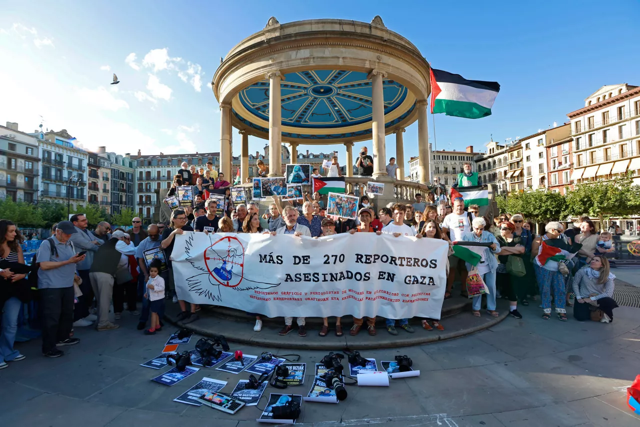 GRAFCAV2012. PAMPLONA, 28/08/2025.- Periodistas navarros visibilizan su apoyo a los profesionales de los medios de comunicación que realizan su labor en Palestina y a la libertad de prensa y su rechazo a los ataques de los que están siendo objeto.  EFE/ Jesús Diges

