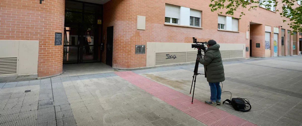PAMPLONA, 12/04/2026.-La Policía Municipal de Pamplona ha detenido este domingo a un hombre, por quebrantamiento de condena, después de que una mujer se haya precipitado desde la terraza de un edificio de viviendas en el barrio de San Jorge. El suceso, ha informado a EFE la Policía Municipal de Pamplona, ha tenido lugar hacia las 4:30 horas de este domingo en la calle Sanduzelai, hasta donde se ha desplazado además un equipo médico que no ha podido hacer nada por salvar la vida de la mujer.-EFE/ Iñaki Porto
