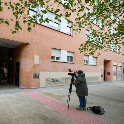 PAMPLONA, 12/04/2026.-La Policía Municipal de Pamplona ha detenido este domingo a un hombre, por quebrantamiento de condena, después de que una mujer se haya precipitado desde la terraza de un edificio de viviendas en el barrio de San Jorge. El suceso, ha informado a EFE la Policía Municipal de Pamplona, ha tenido lugar hacia las 4:30 horas de este domingo en la calle Sanduzelai, hasta donde se ha desplazado además un equipo médico que no ha podido hacer nada por salvar la vida de la mujer.-EFE/ Iñaki Porto
