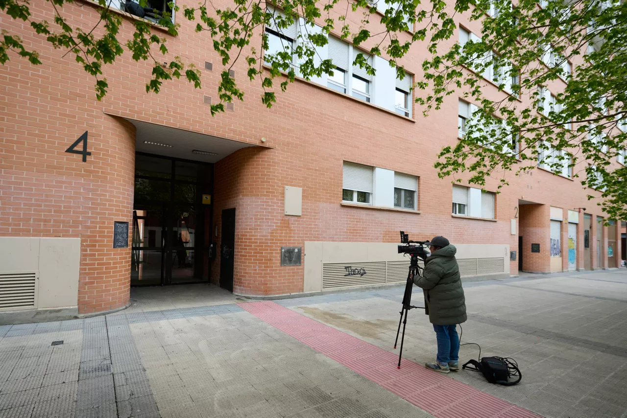 PAMPLONA, 12/04/2026.-La Policía Municipal de Pamplona ha detenido este domingo a un hombre, por quebrantamiento de condena, después de que una mujer se haya precipitado desde la terraza de un edificio de viviendas en el barrio de San Jorge. El suceso, ha informado a EFE la Policía Municipal de Pamplona, ha tenido lugar hacia las 4:30 horas de este domingo en la calle Sanduzelai, hasta donde se ha desplazado además un equipo médico que no ha podido hacer nada por salvar la vida de la mujer.-EFE/ Iñaki Porto
