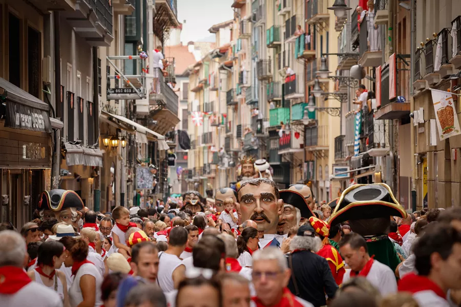 PAMPLONA, 11/07/2026.- La Estafeta es probablemente la calle más conocida de Pamplona dentro y fuera de nuestras fronteras, tal vez por el protagonismo que esta vía de unos 300 metros de longitud y una ligera pendiente del 2 %, enclavada en el Casco Viejo de la ciudad, tiene en los encierros de los Sanfermines. Su nombre procede de la primera oficina de correos de la ciudad, instalada en 1716. Antes de adoptar esta denominación, en el siglo XV se llamaba calle de los Carpinteros de Navarrería porque en la zona se agrupaban los talleres de estos artesanos. EFE/ Villar López
