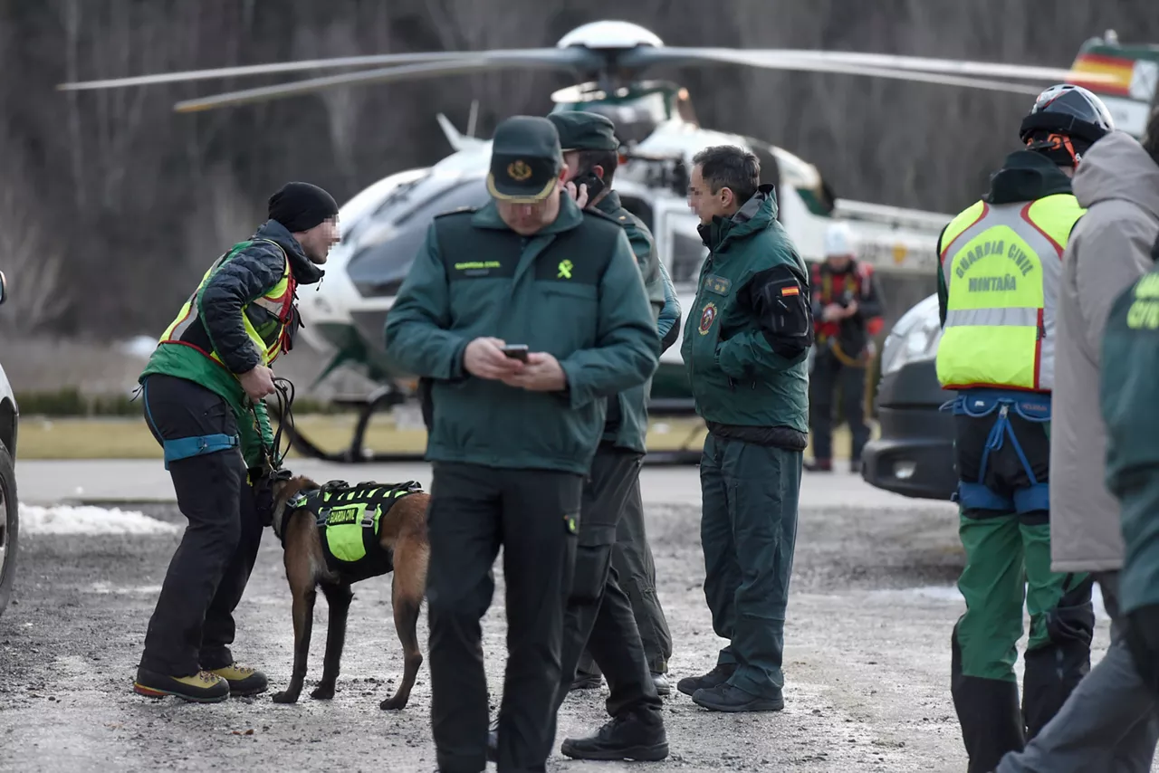 PANTICOSA (HUESCA), 29/12/2025.- Operativo de búsqueda y rescate de los tres esquiadores, dos hombres y una mujer, que han fallecido este lunes, y otra mujer ha resultado herida, tras ser arrollados por un alud cuando practicaban esquí de montaña en la ladera oeste del pico Tablato, en el zona del Balneario de Panticosa, en el Pirineo de Huesca, junto a otros dos montañeros que resultaron ilesos. EFE/Javier Blasco

