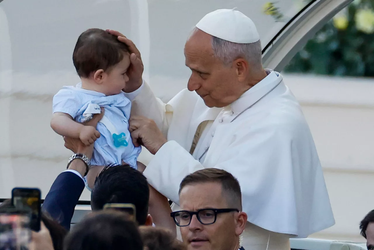 FOTODELDIA MADRID, 07/06/2026.- El papa León XIV bendice a un niño durante la procesión del Corpus Christi tras la misa oficiada este domingo en la Plaza de Cibeles de Madrid. EFE/Javier Lizón
