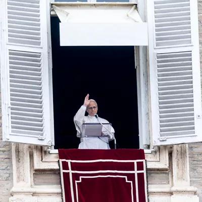 Vatican City (Vatican City State (Holy See)), 04/01/2026.- Pope Leo XIV delivers a speech to pilgrims from the window of the apostolic palace overlooking Saint Peter's square during his Sunday Angelus prayer in Vatican City, 04 January 2026. (Papa) EFE/EPA/MASSIMO PERCOSSI
