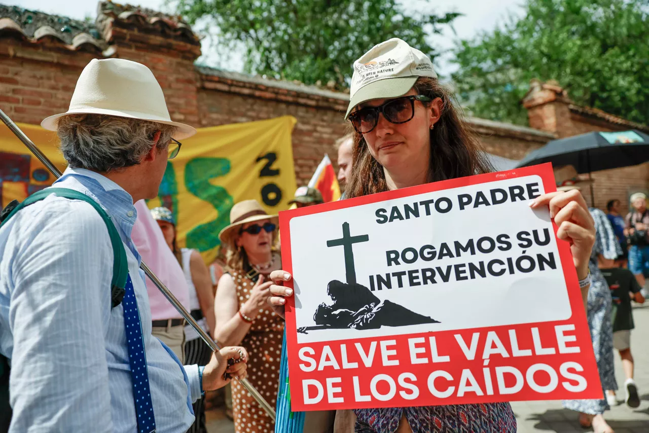 MADRID, 07/06/2026.- Varios fieles con pancartas a favor de mantener el Valle de los Caídos aguardan en el exterior de la Nunciatura Apostólica, donde el papa León XIV va a mantener un encuentro privado con los miembros de la orden de San Agustín, este domingo en Madrid. EFE/ Mariscal
