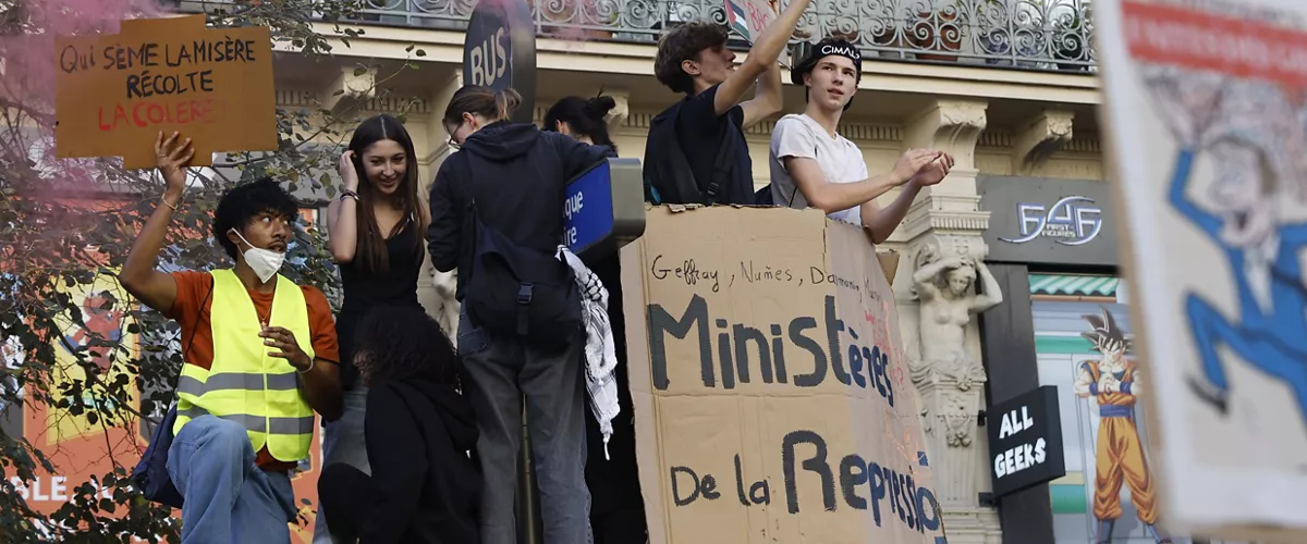 PARIS (France), 06/10/2026.- High school students and members of education unions demonstrate during a national day of protests over school conditions in Paris, France, 06 October 2026. A wave of protests sweeps across France against severe teacher shortages, overcrowded classrooms, a lack of resources, and poor learning conditions ahead of upcoming national budget decisions. (Protestas, Francia) EFE/EPA/MOHAMMED BADRA
