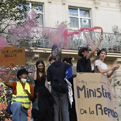 PARIS (France), 06/10/2026.- High school students and members of education unions demonstrate during a national day of protests over school conditions in Paris, France, 06 October 2026. A wave of protests sweeps across France against severe teacher shortages, overcrowded classrooms, a lack of resources, and poor learning conditions ahead of upcoming national budget decisions. (Protestas, Francia) EFE/EPA/MOHAMMED BADRA
