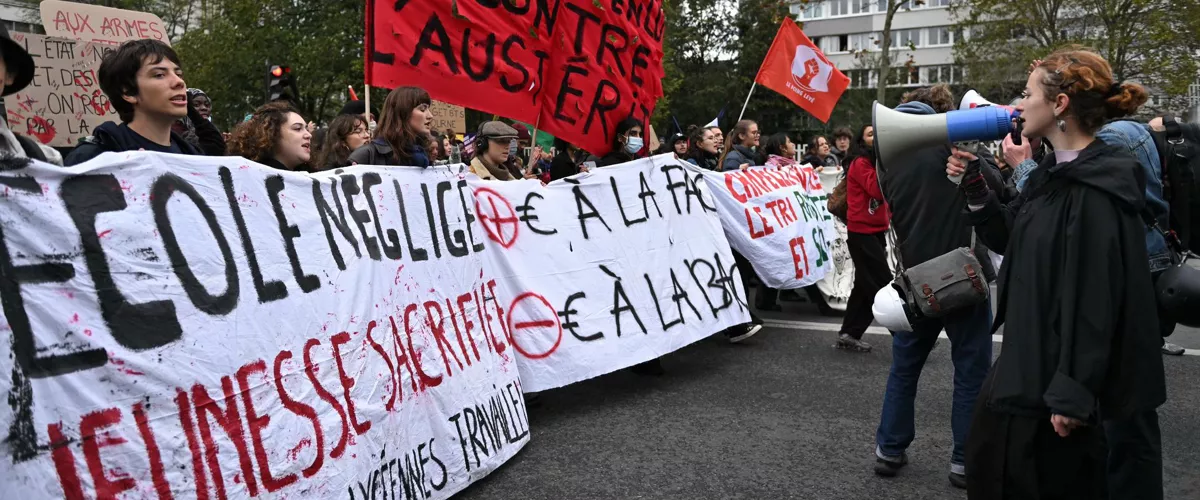 Paris (France), 24/10/2026.- Protesters take part in a demonstration against rising living costs and cuts to public services in Paris, France, 24 October 2026. Some 70,000 police and security personnel are deployed across France following violent nationwide protests on 17 October 2026 involving Yellow Vest (Gilets Jaunes) activists, high school and university students, trade unions and other groups protesting against rising fuel prices and deteriorating public services. (Protestas, Francia) EFE/EPA/FIRAS ABDULLAH
