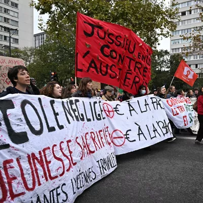 Paris (France), 24/10/2026.- Protesters take part in a demonstration against rising living costs and cuts to public services in Paris, France, 24 October 2026. Some 70,000 police and security personnel are deployed across France following violent nationwide protests on 17 October 2026 involving Yellow Vest (Gilets Jaunes) activists, high school and university students, trade unions and other groups protesting against rising fuel prices and deteriorating public services. (Protestas, Francia) EFE/EPA/FIRAS ABDULLAH

