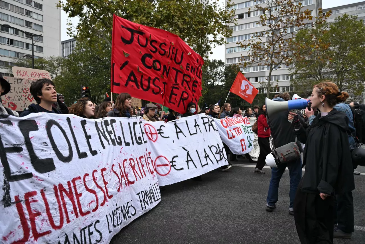Paris (France), 24/10/2026.- Protesters take part in a demonstration against rising living costs and cuts to public services in Paris, France, 24 October 2026. Some 70,000 police and security personnel are deployed across France following violent nationwide protests on 17 October 2026 involving Yellow Vest (Gilets Jaunes) activists, high school and university students, trade unions and other groups protesting against rising fuel prices and deteriorating public services. (Protestas, Francia) EFE/EPA/FIRAS ABDULLAH
