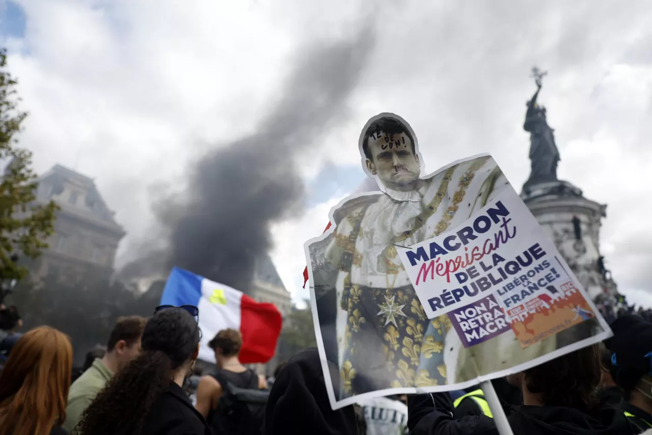 Paris (France), 17/10/2026.- A protester holds a poster depicting French President Emmanuel Macron during a demonstration against the rising cost of living and cuts to public services, in Paris, France, 17 October 2026. A nationwide mobilization brings together Yellow Vest 'Gilets Jaunes' activists, high school and university students, trade unions and other groups in a convergence of protests over the rising cost of living, fuel prices and deteriorating public services, as well as calling for better education and school conditions. (Protestas, Francia) EFE/EPA/MOHAMMED BADRA
