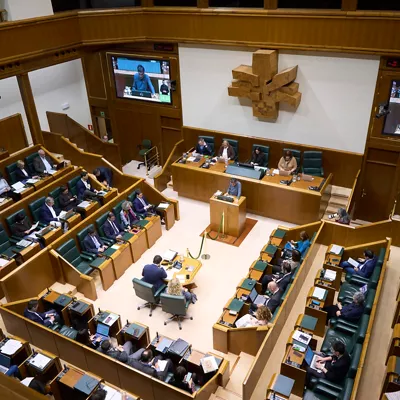 VITORIA, 23/12/2025.- Los presupuestos vascos de 2026 reciben este martes su aprobación definitiva en una sesión plenaria ordinaria, en la que saldrán adelante con el apoyo de los dos partidos que gobiernan Euskadi en coalición, PNV y PSE-EE, que suman mayoría absoluta, y con el rechazo de toda la oposición. Adrián Ruiz-Hierro /EFE
