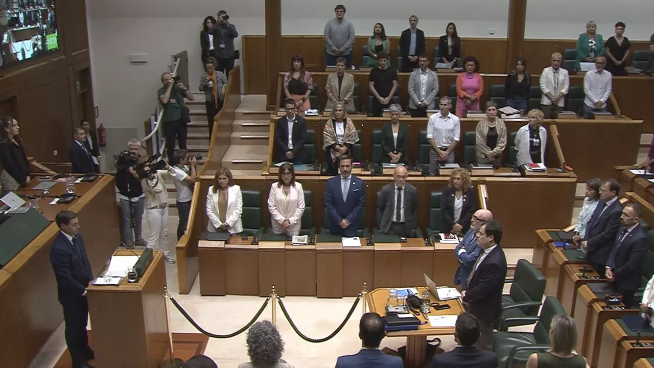Arranca el Pleno de Política General con un minuto de silencio para denunciar "el genocidio" en Gaza