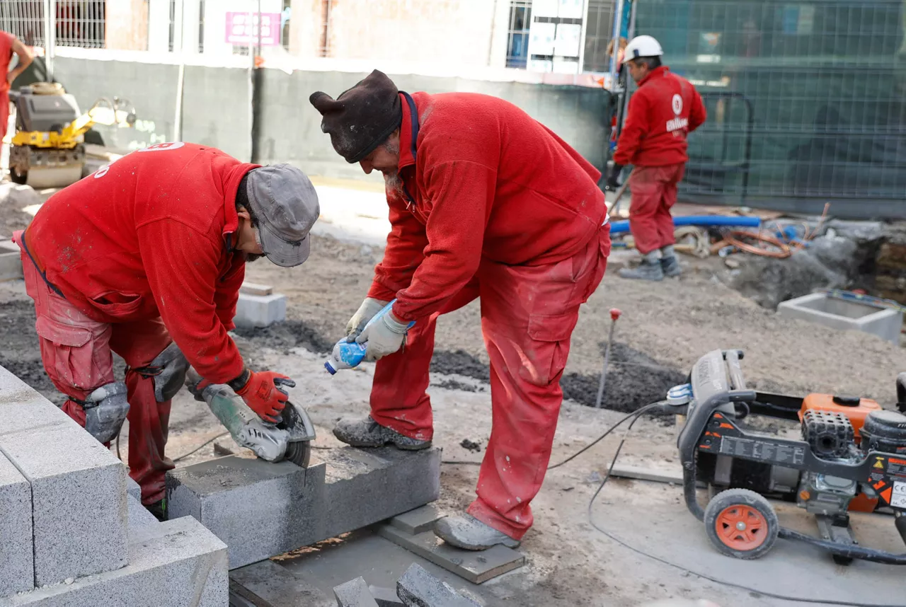GRAFCAV6774. BILBAO, 04/12/2023.-Trabajadores realizan un trabajo en la calle, cuando se ha conocido que desempleo bajó el pasado mes en el País Vasco en 1.493 personas, un 1,36 % con respecto a octubre, lo que sitúa el número de parados en 108.152, la menor cifra registrada en un mes de noviembre desde 2008.EFE/Luis Tejido

