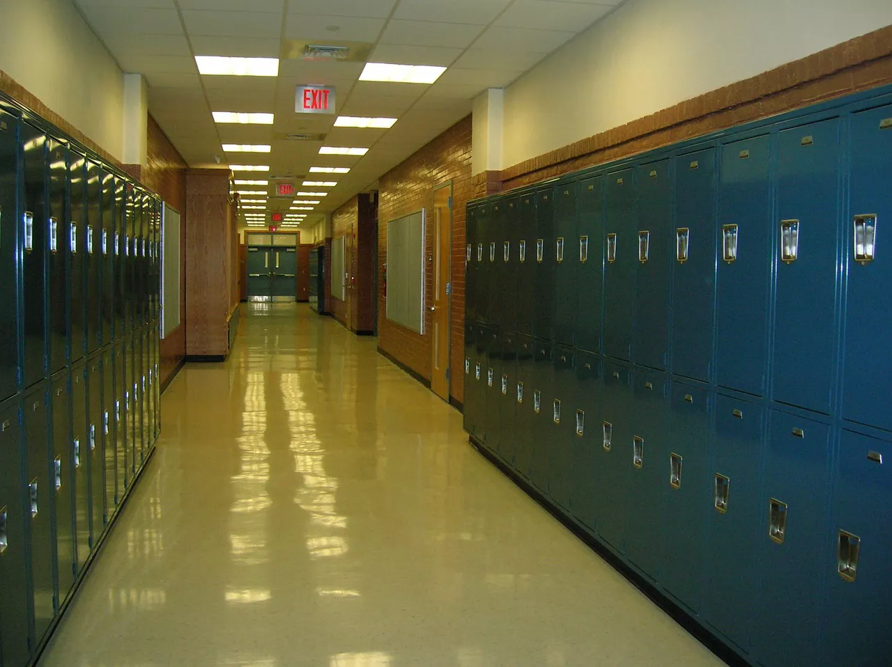 pasillo colegio acoso escolar ikastetxea eskola jazarpena