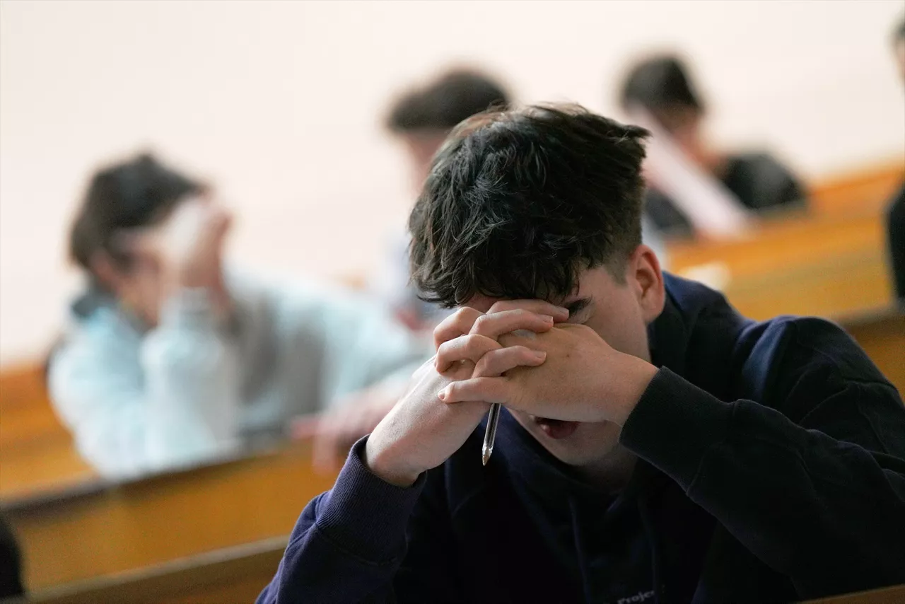 (Foto de ARCHIVO)

Alumnos durante el primer día de selectividad en Galicia, a 3 de junio de 2025, en Santiago de Compostela, A Coruña, Galicia (España). Un total de 12.946 estudiantes gallegos están matriculados para participar, entre este martes y este jueves, 3, 4 y 5 de junio, en la convocatoria ordinaria de la Prueba de Acceso a la Universidad (PAU), según el nuevo nombre que se le ha dado a la tradicionalmente conocida como 'selectividad'. La convocatoria de este año contiene grandes novedades, después de que la del 2024 pusiese fin a unos modelos de examen instaurados con la covid-19 que permitían una mayor optatividad al responder las preguntas.



Álvaro Ballesteros / Europa Press

03/6/2025