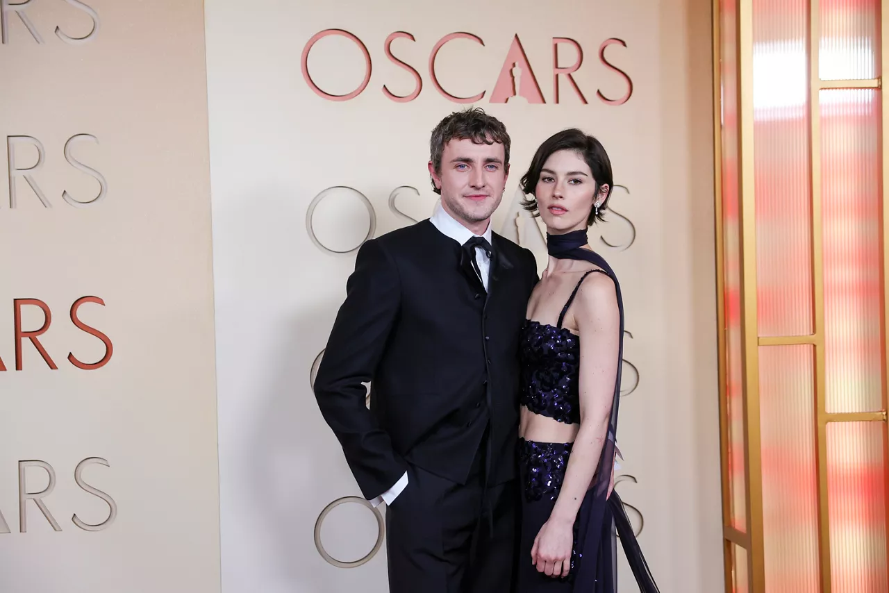LOS ANGELES (United States), 15/03/2026.- Irish actor Paul Mescal and US singer Gracie Abrams (R) arrive on the red carpet ahead of the 98th annual Academy Awards ceremony at the Dolby Theatre in the Hollywood neighborhood of Los Angeles, California, USA, 15 March 2026. The Oscars are presented for outstanding individual or collective efforts in filmmaking in 24 categories. EFE/EPA/RYAN SUN
