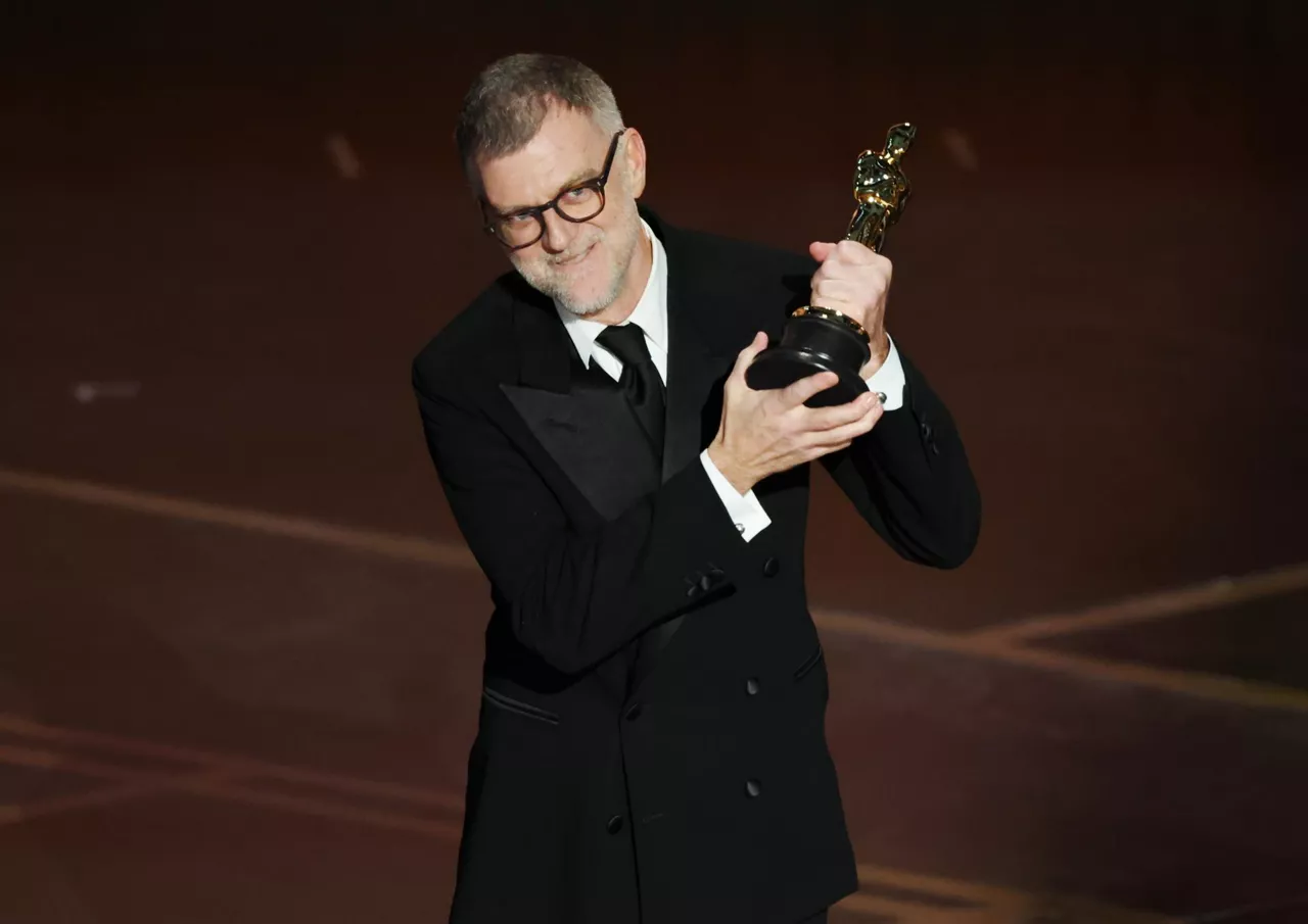 Paul Thomas Anderson zuzendari onenaren Oscar saria jasotzen