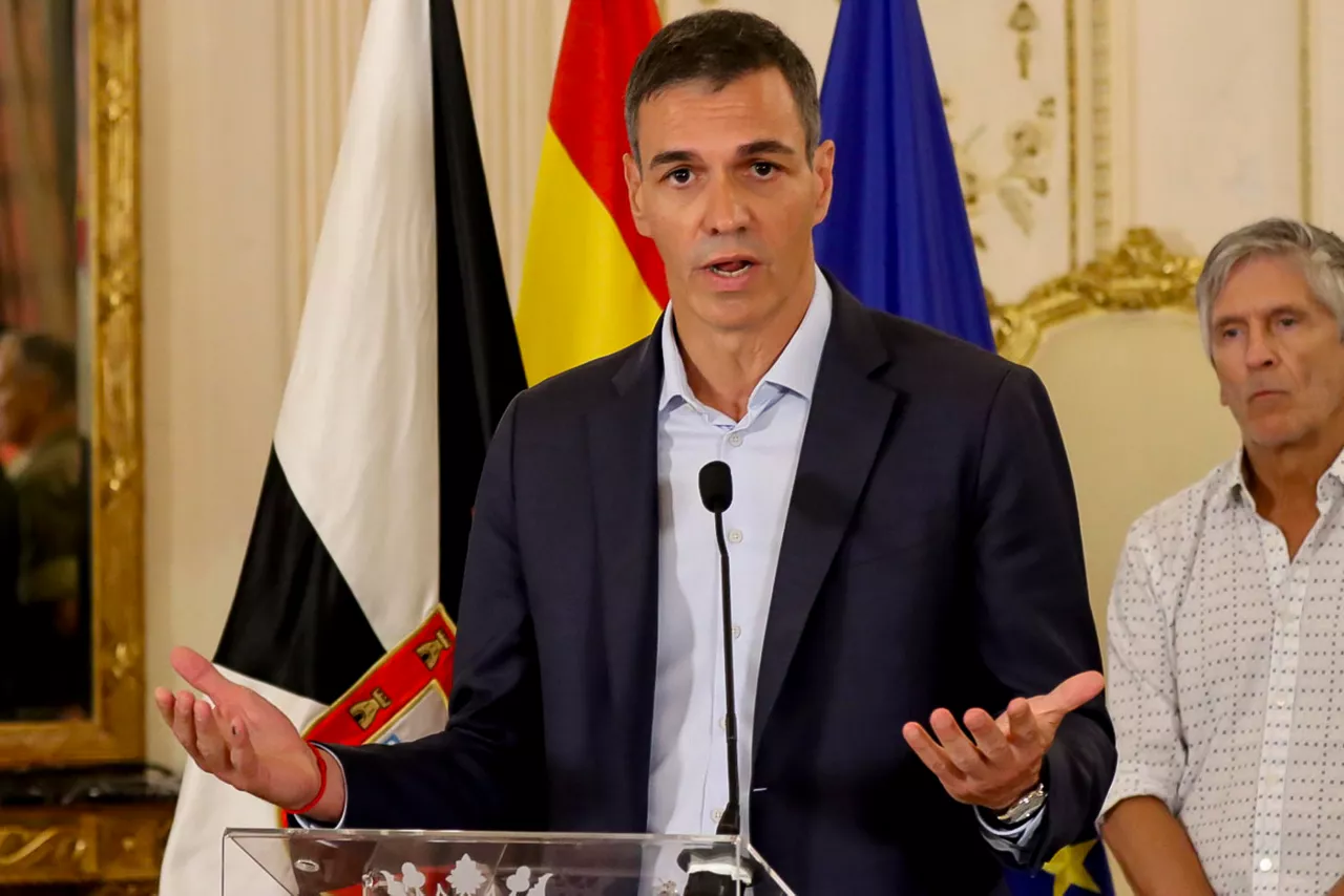 CEUTA (ESPAÑA), 31/07/2026.- El presidente del Gobierno, Pedro Sánchez, ha condenado este viernes lo que ha considerado un "ataque" y "una violación de la integridad territorial de España" con la entrada irregular en Ceuta de miles de personas desde Marruecos y ha garantizado todas las medidas necesarias para hacerle frente, durante su comparecencia pública en la ciudad autónoma. Junto a él, el ministro del Interior Fernando Grande Marlaska (d). EFE/ Reduan Dris

