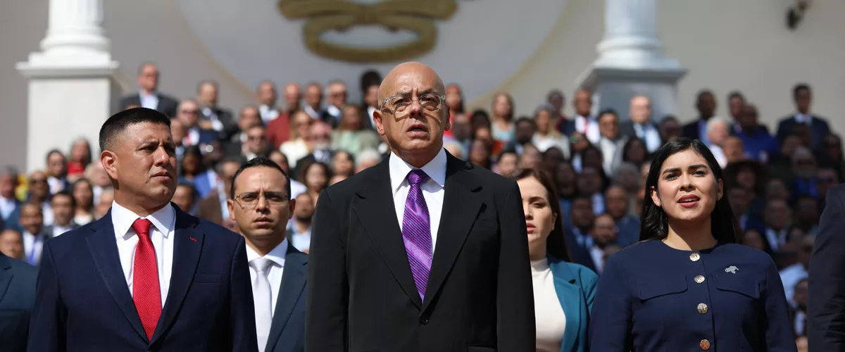 AME2550. CARACAS (VENEZUELA), 05/01/2026.- El primer vicepresidente, Pedro Infante (i); el presidente de la Asamblea Nacional de Venezuela, Jorge Rodríguez (c), y la segunda vicepresidenta, Grecia Colmenares, posan durante el acto de instalación del nuevo período legislativo 2026-2031, en Caracas (Venezuela). EFE/ STR
