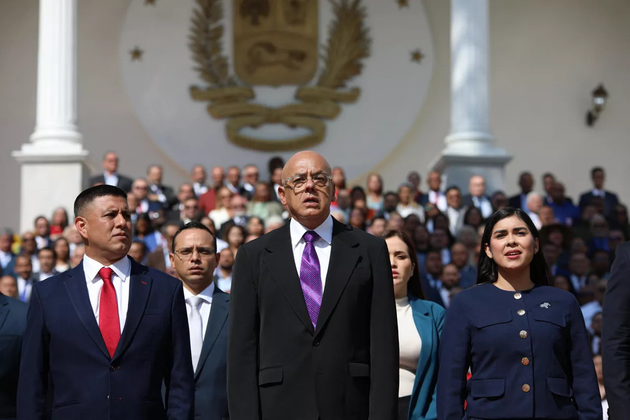 AME2550. CARACAS (VENEZUELA), 05/01/2026.- El primer vicepresidente, Pedro Infante (i); el presidente de la Asamblea Nacional de Venezuela, Jorge Rodríguez (c), y la segunda vicepresidenta, Grecia Colmenares, posan durante el acto de instalación del nuevo período legislativo 2026-2031, en Caracas (Venezuela). EFE/ STR
