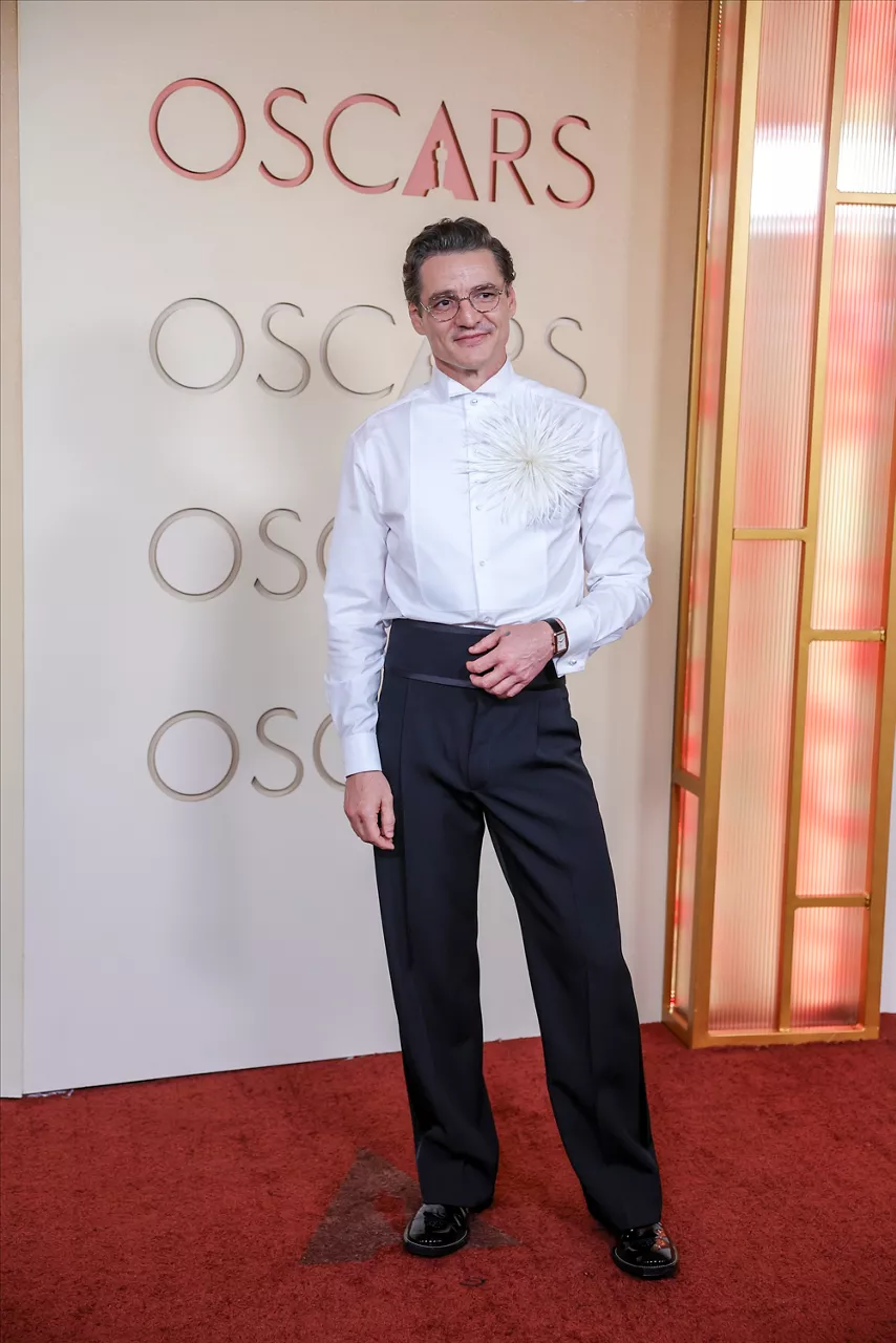 LOS ANGELES (United States), 15/03/2026.- Chilean actor Pedro Pascal arrives on the red carpet ahead of the 98th annual Academy Awards ceremony at the Dolby Theatre in the Hollywood neighborhood of Los Angeles, California, USA, 15 March 2026. The Oscars are presented for outstanding individual or collective efforts in filmmaking in 24 categories. EFE/EPA/RYAN SUN
