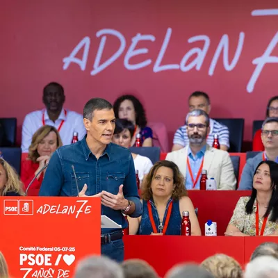 MADRID, 05/07/2025.- El secretario general del PSOE y presidente del Gobierno, Pedro Sánchez (c), durante el Comité Federal del partido este sábado, en la sede del partido en la madrileña calle de Ferraz. EFE/ Eva Ercolanese PSOE SOLO USO EDITORIAL SOLO DISPONIBLE PARA ILUSTRAR LA NOTICIA QUE ACOMPAÑA (CRÉDITO OBLIGATORIO)
