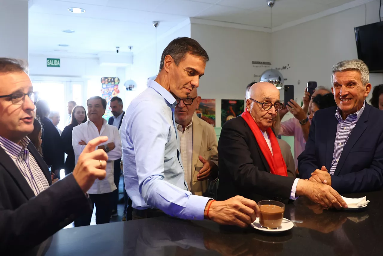 MADRID, 25/09/2026.- El presidente del Gobierno, Pedro Sánchez (2i), durante una visita este viernes a la Residencia de Mayores de Noblejas, que cuenta con medio centenar de plazas y un centro de día a disposición de los vecinos y vecinas de la localidad. EFE/Pool Moncloa/ Fernando Calvo/SÓLO USO EDITORIAL/SÓLO DISPONIBLE PARA ILUSTRAR LA NOTICIA QUE ACOMPAÑA (CRÉDITO OBLIGATORIO)
